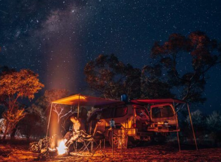 Du khách quây quần bên lửa trại khi cắm trại tại Outback Úc